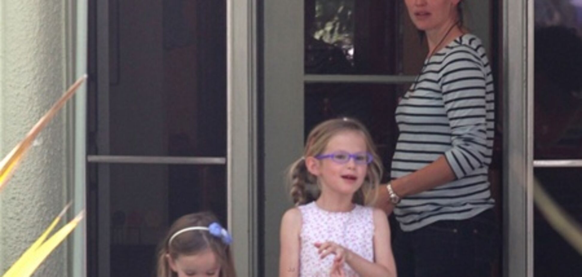 Гарнер заехала к друзьям за девочками. Фото