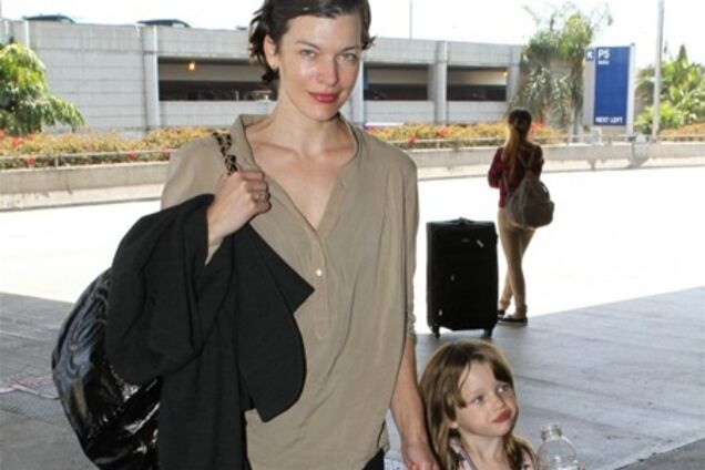 Йовович приготовилась к вылету. Фото