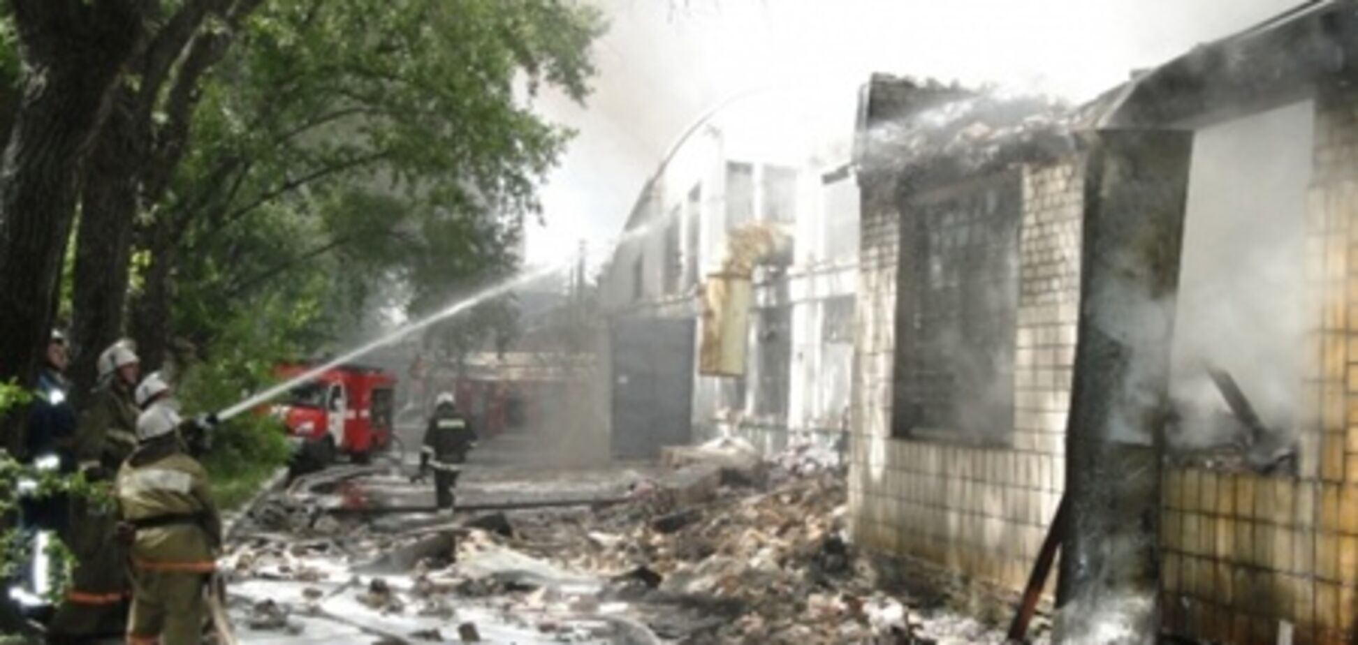Пожар на шулявском складе секонд-хенда тушили 11 часов. ФОТО