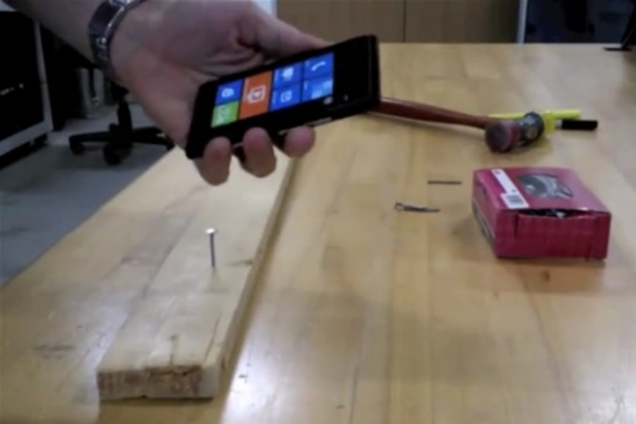 Nokia забила гвоздь своим смартфоном Lumia 900. Фото, видео 