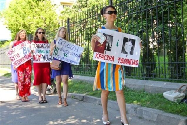 'Негарні аспірантки' влаштували Табачнику дефіле