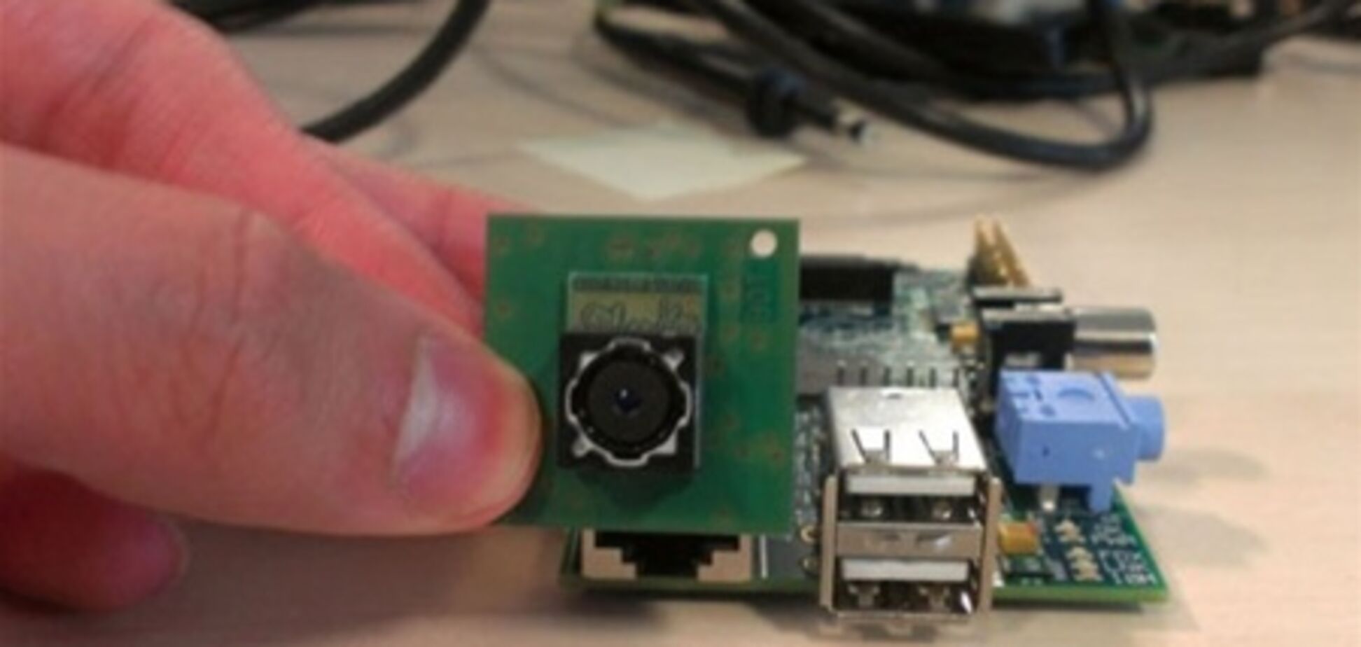 Самый дешевый компьютер в мире обзаведется камерой