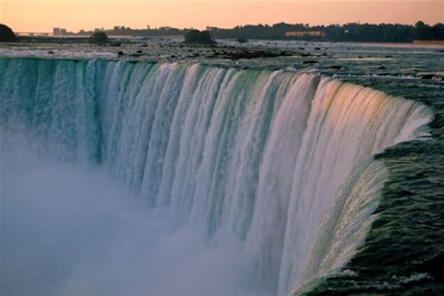 Канадець вижив після стрибка в Ніагарський водоспад