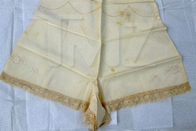 Нижню білизну Єлизавети II продали за 18 тисяч доларів. Фото