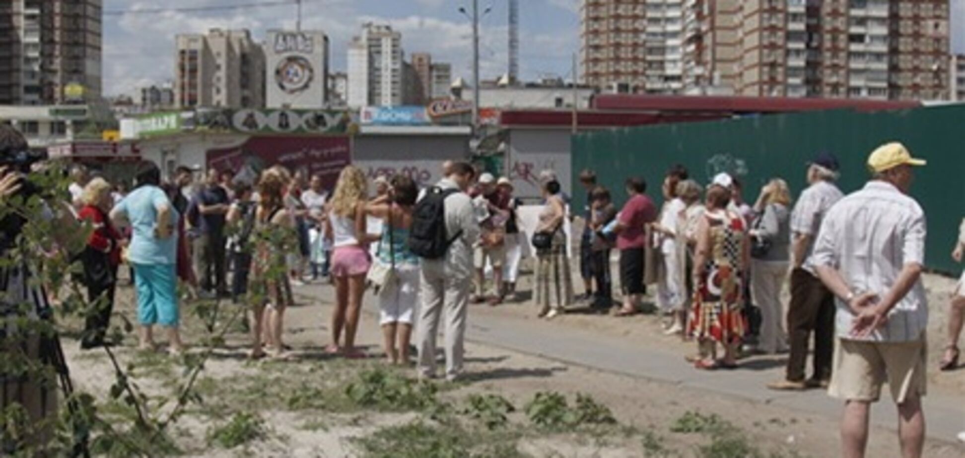 На Троещине протестуют против строительства фитнес-центра. Фото