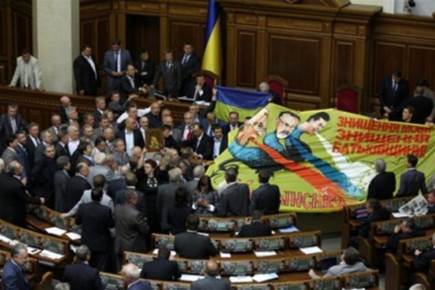 Оппозиция заблокировала трибуну Рады, 24 мая 2012