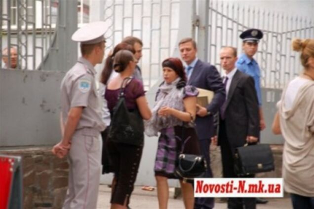 Охорона суду довела до сліз маму і бабусю Оксани Макар