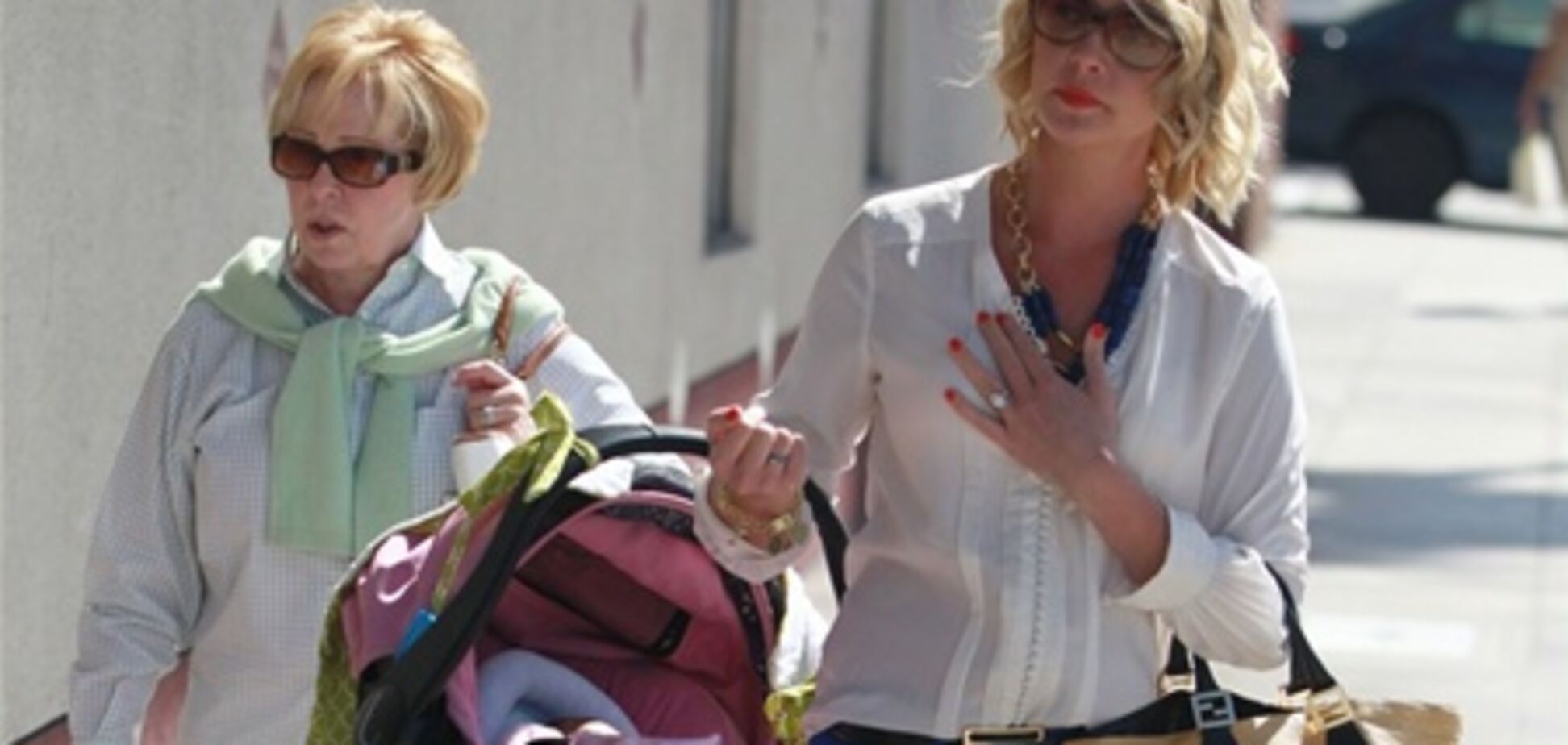 Кэтрин Хейгл носит дочь в корзинке.Фото