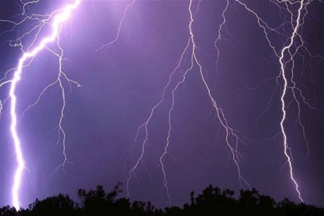 На Івано-Франківщині блискавка підпалила два будинки