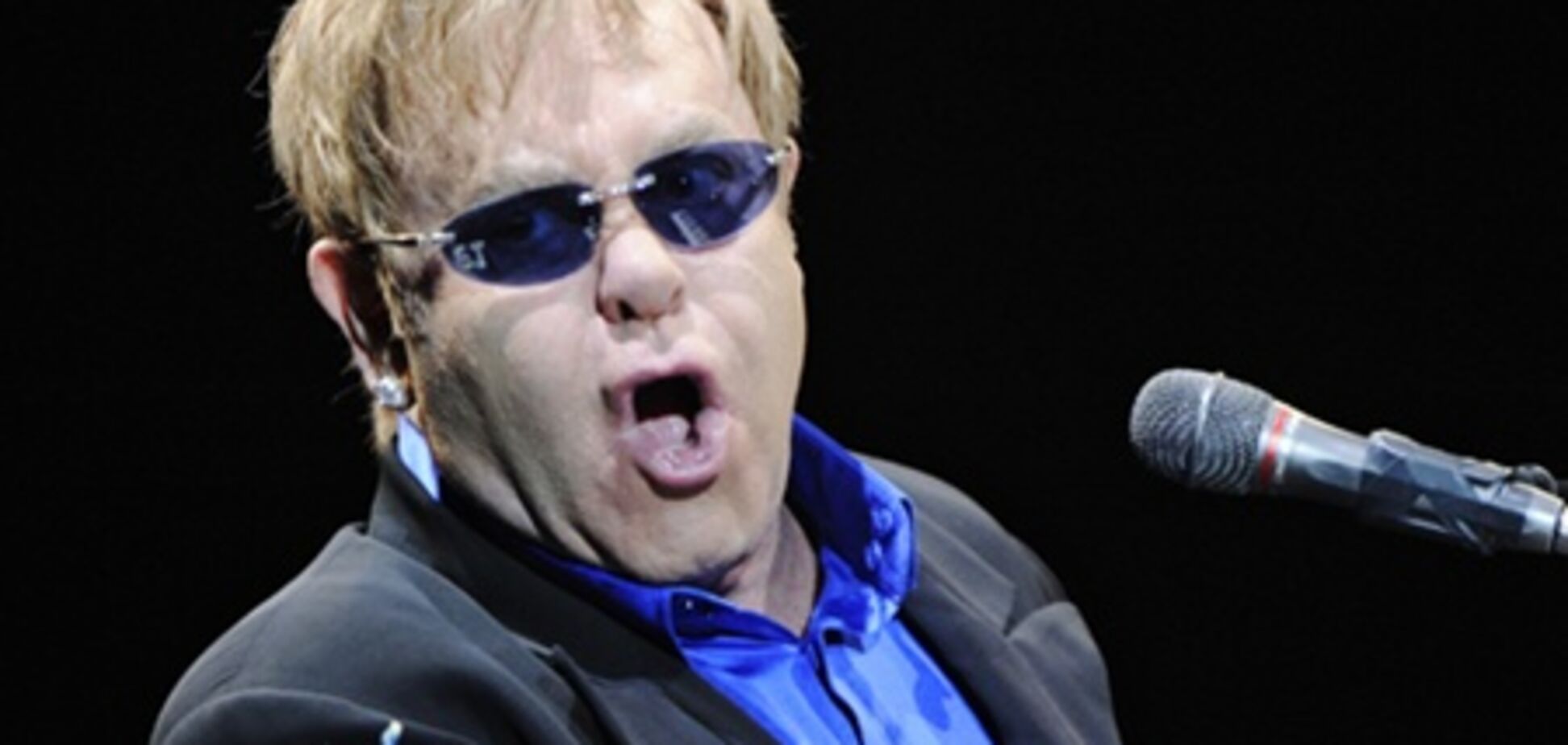 Элтон Джон отменил концерты и ушел на покой