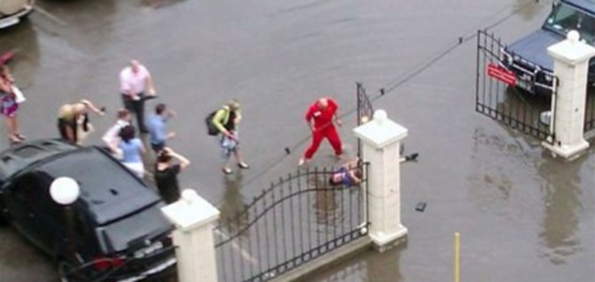 В Одессе во время потопа погиб работник суда. Фото. Видео