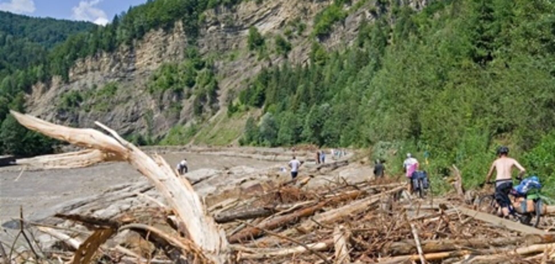 На Прикарпатье горная порода обрушилась на автомобильную дорогу