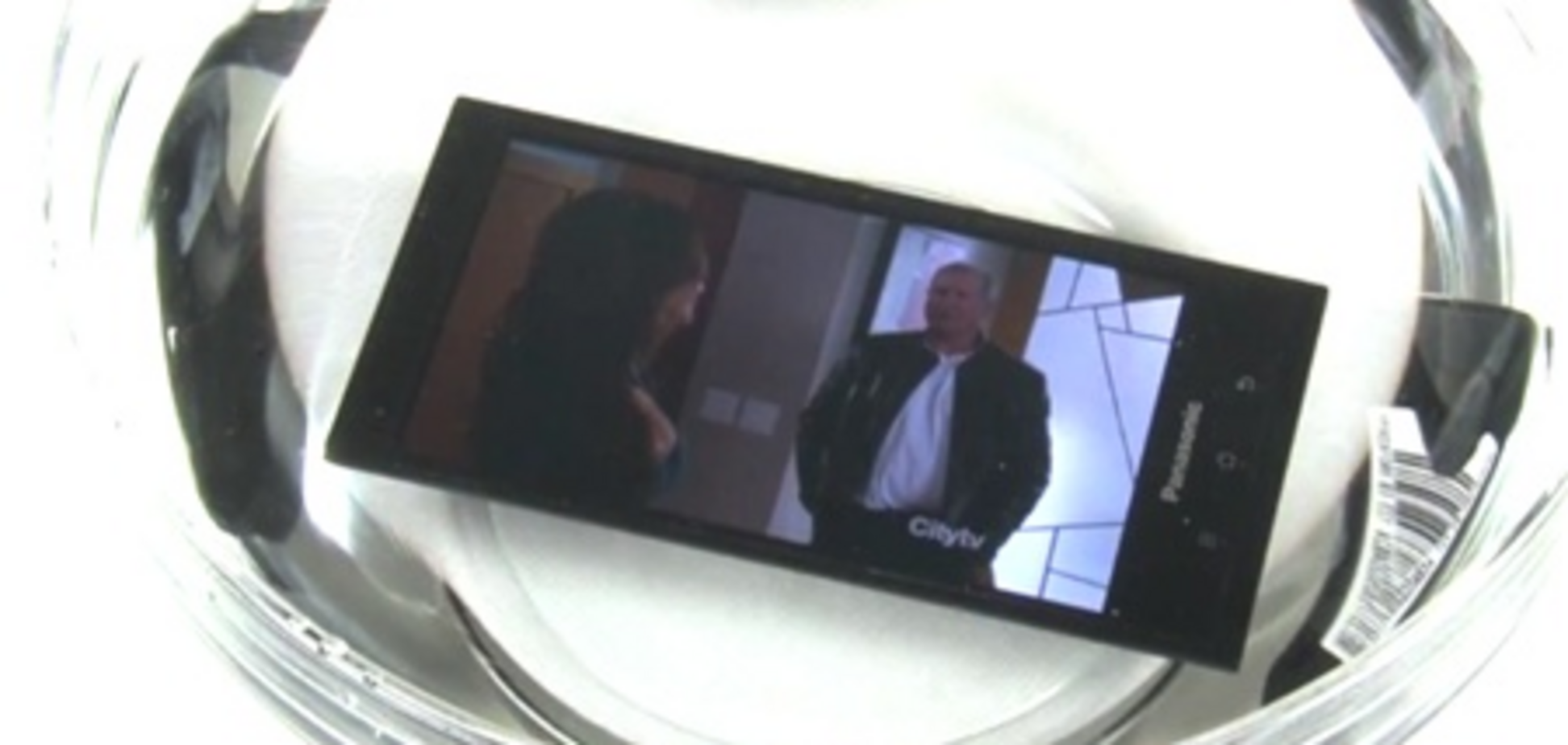 На смартфоне Panasonic можно смотреть фильмы под водой. Видео