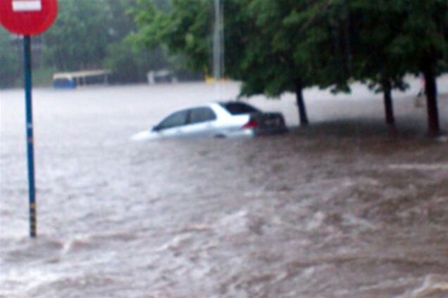 Донецк залило дождями: город фактически ушел под воду