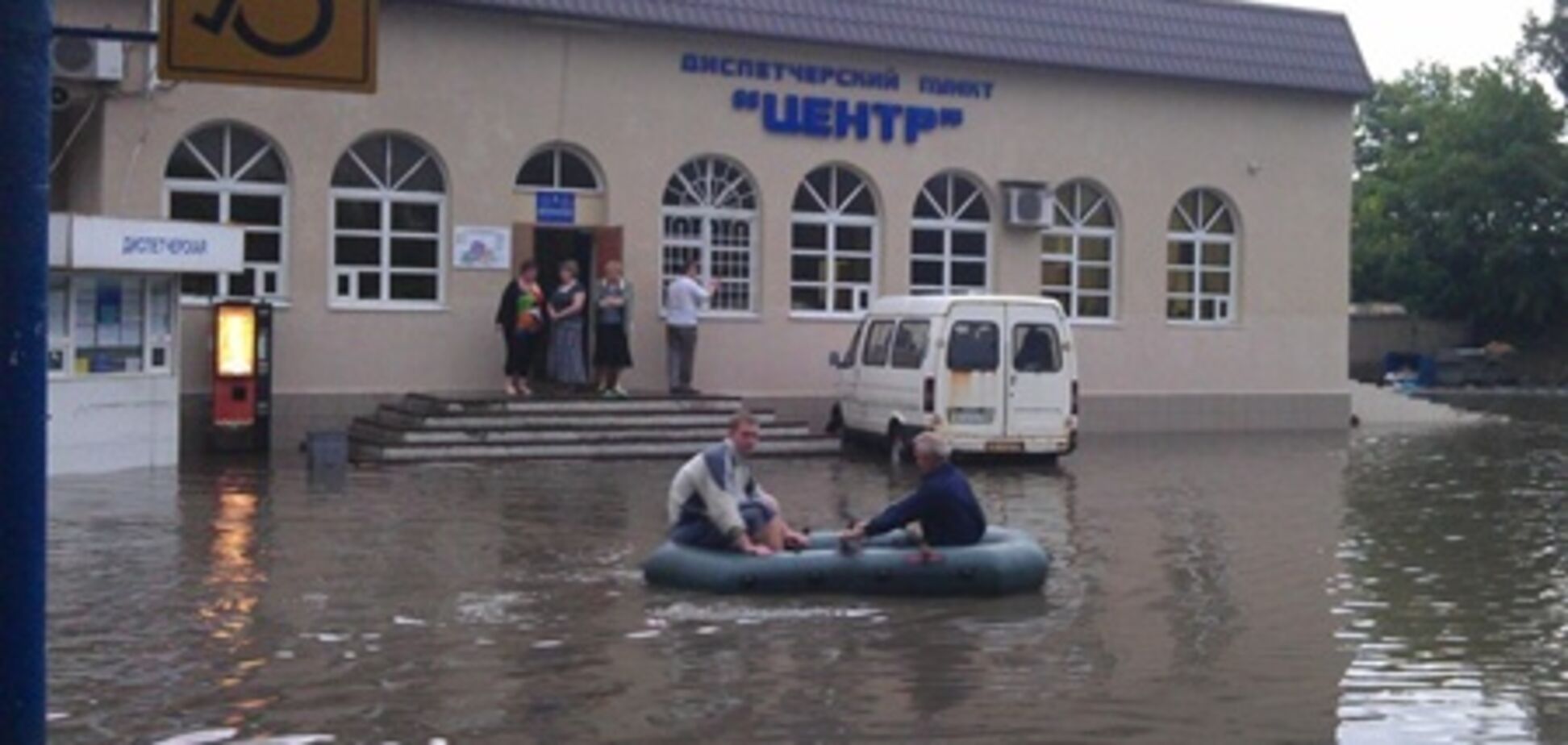 По дорогам в Донецке плавали на лодках. Фото. Видео  
