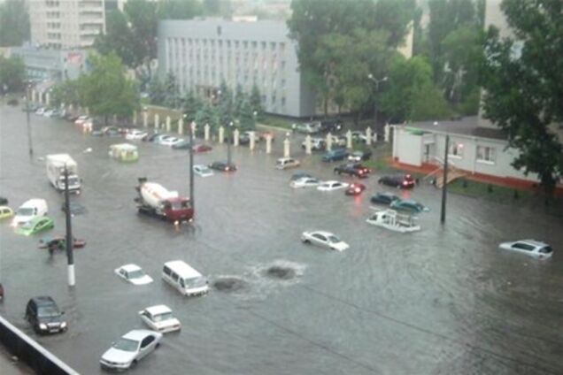 В Одессе по затопленным улицам плавали машины. Фото. Видео