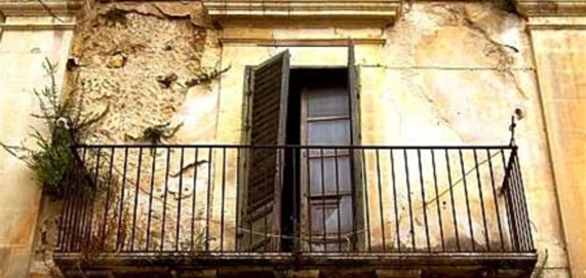 В Донецке обвалился балкон: есть пострадавшие