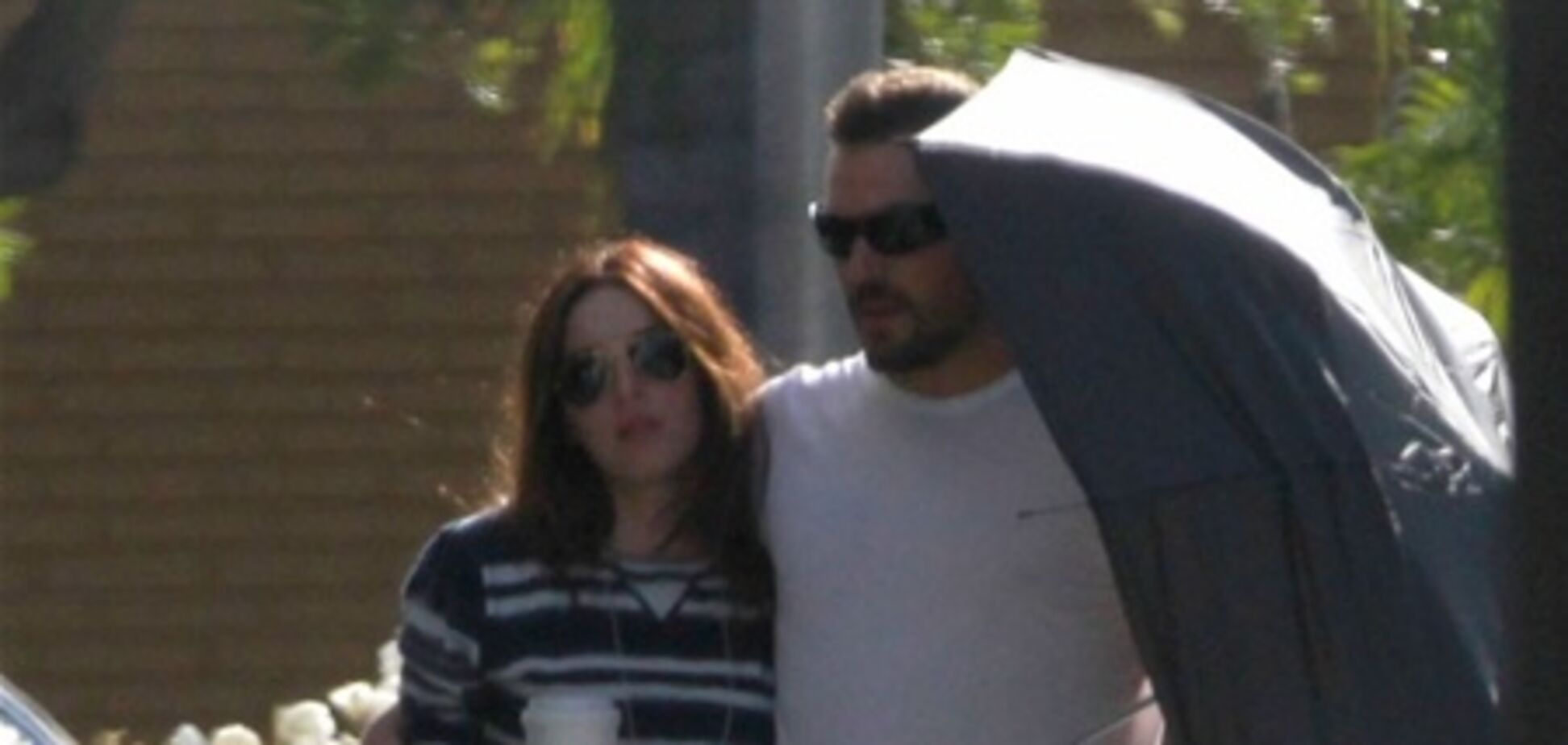 Остин Грин прикрывает Фокс зонтом. Фото