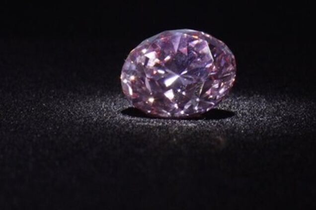 У Гонконгу рожевий діамант продали за 17,4 млн доларів