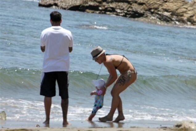 В меру упитанная Пинк выбралась на пляж. Фото