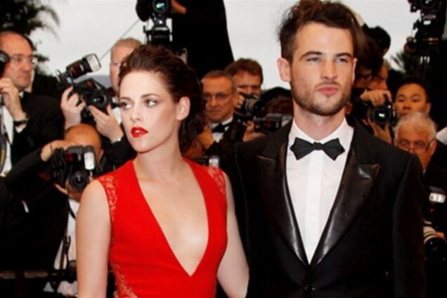 Кристен Стюарт в алом платье с убойным декольте