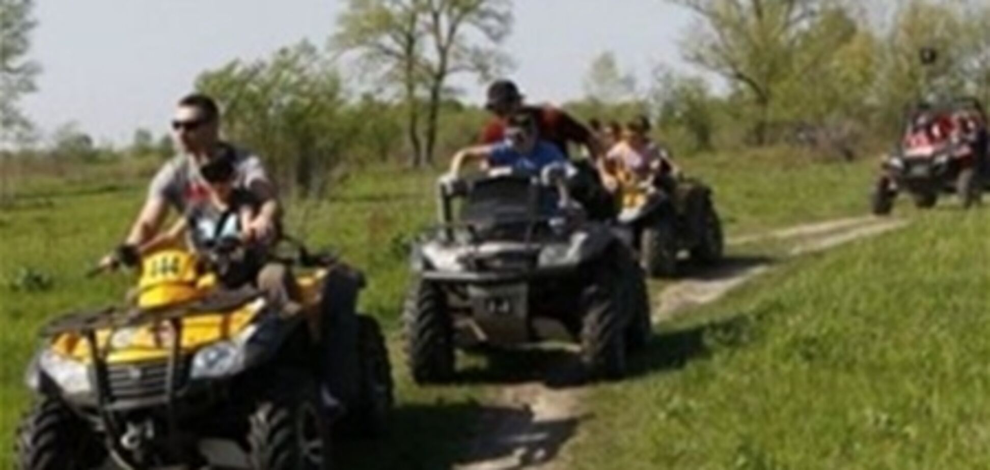 Братья Кличко провели 'экстремальную маевку' в Киеве. Фото