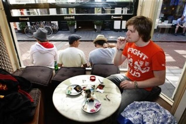 Туристам закрыли вход в голландские кофешопы