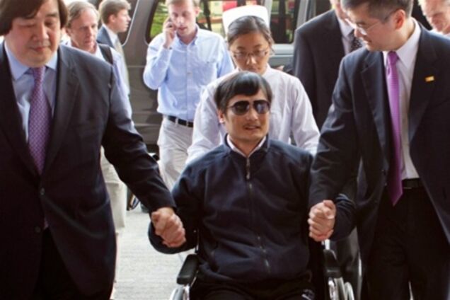 Слепой китайский диссидент хочет покинуть КНР вместе с Клинтон