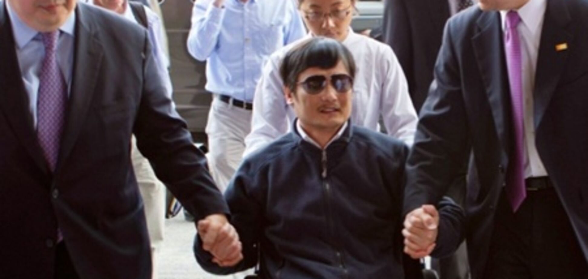 Слепой китайский диссидент хочет покинуть КНР вместе с Клинтон