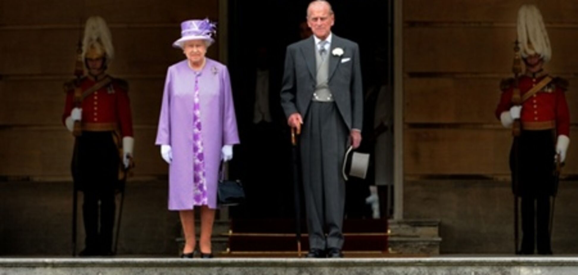 Елизавета II устроила прием в саду. Фото