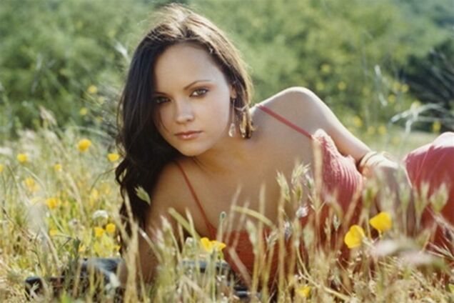 Кристина Риччи в травке