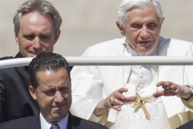 Бенедикта XVI звинуватив ЗМІ в роздуванні скандалу навколо Ватикану