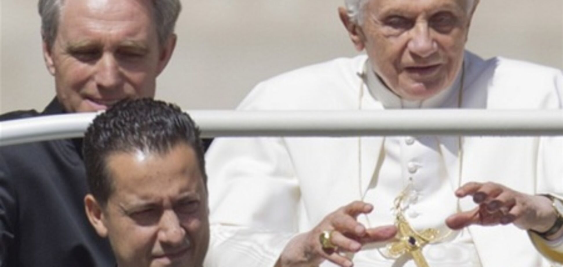 Бенедикта XVI обвинил СМИ в раздувании скандала вокруг Ватикана