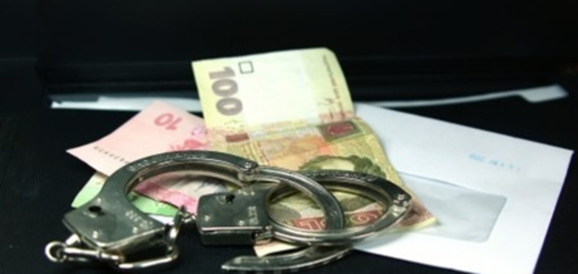 В Крыму чиновника поймали на взятке в 10 тыс. грн