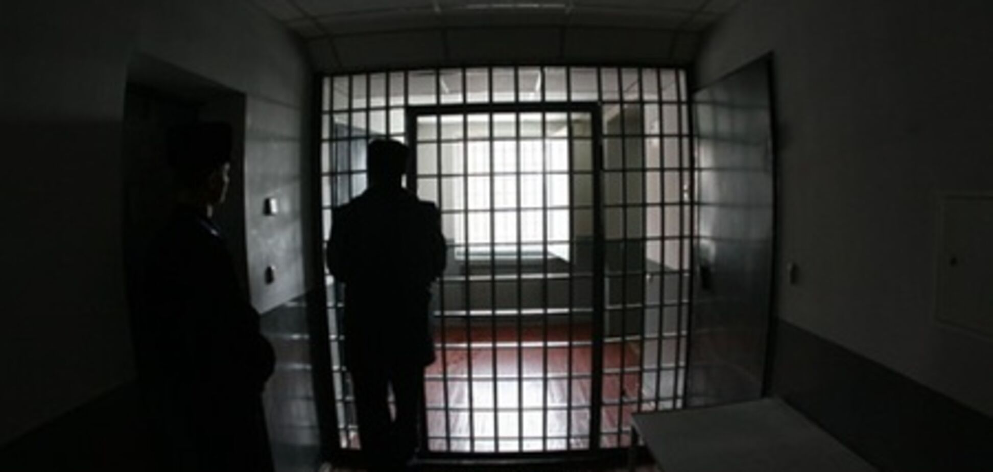 Инспектор Лукьяновского СИЗО пронес зеку наркотики