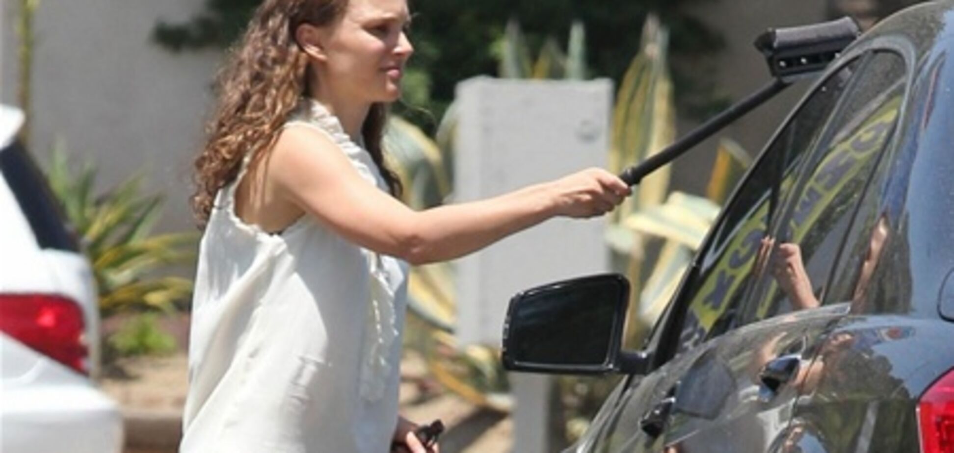 Портман заботится о чистоте своего авто.Фото