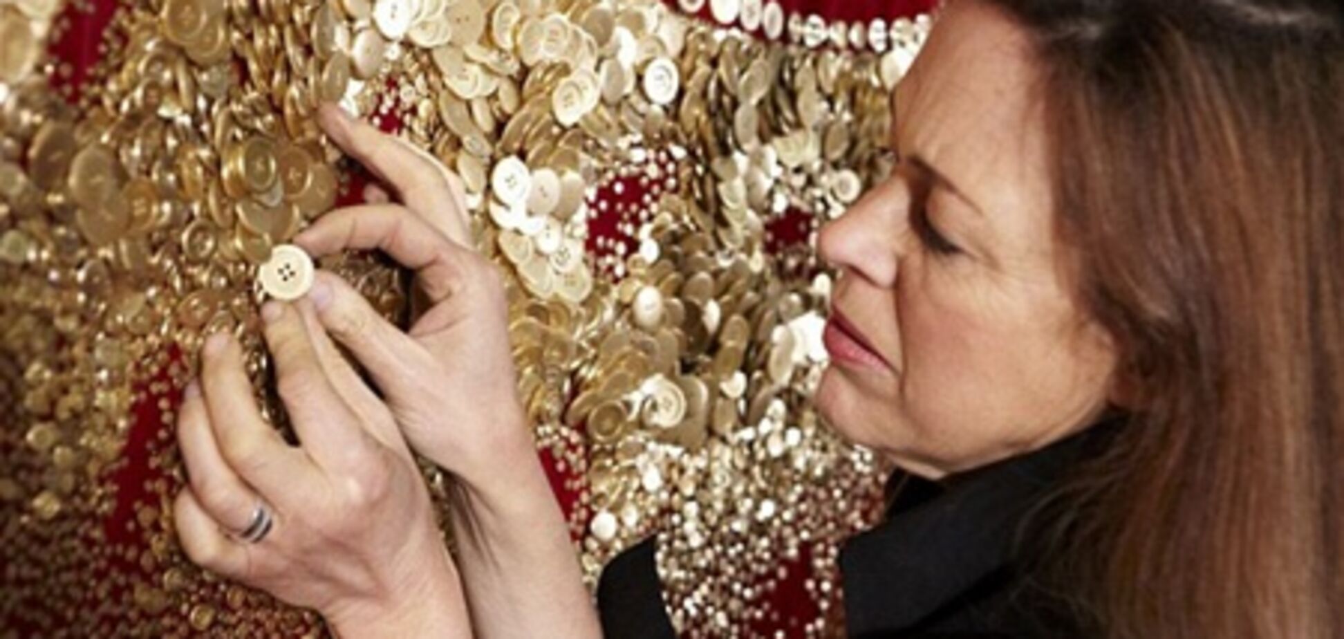 Для Елизаветы II создан штандарт из 500 000 пуговиц. Фото