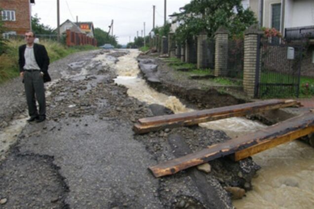 На Прикарпатті селевий потік відрізав від світу село