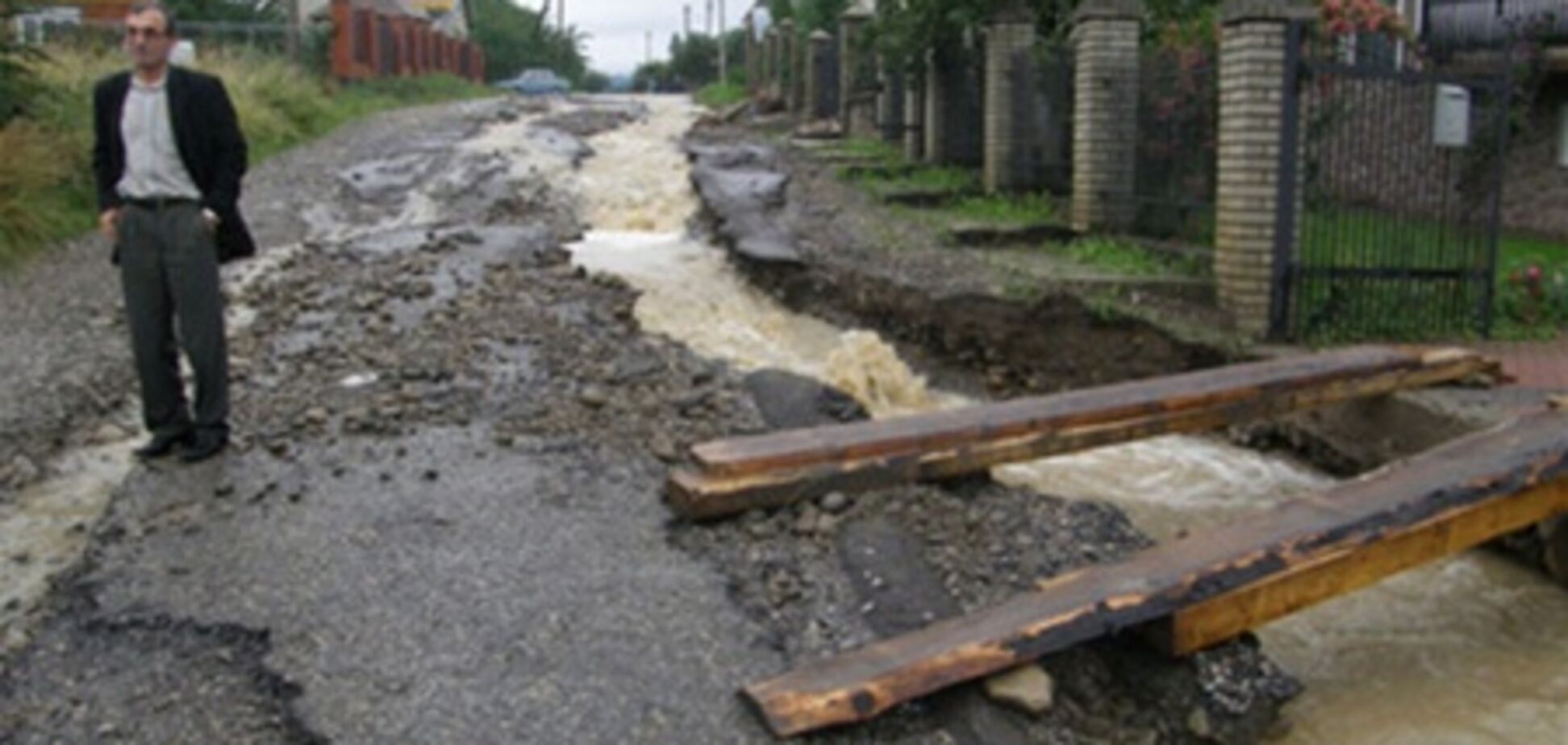 На Прикарпатье селевой поток отрезал от мира село