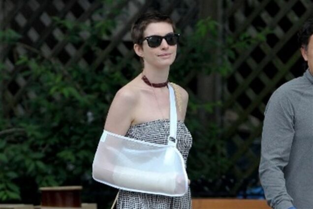 Энн Хэтэуэй травмировала руку. Фото