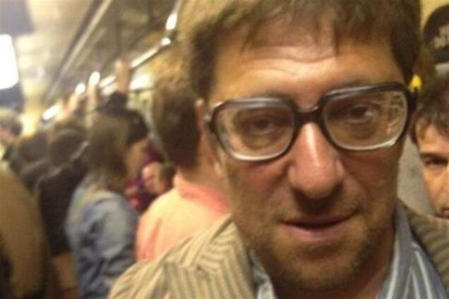 Олигарх забавляется катанием в метро. Фото