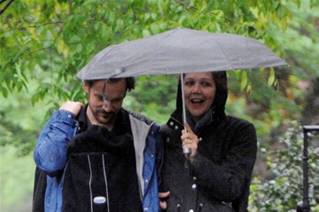 Джилленхол и Сарсгаард гуляют с дочерью. Фото