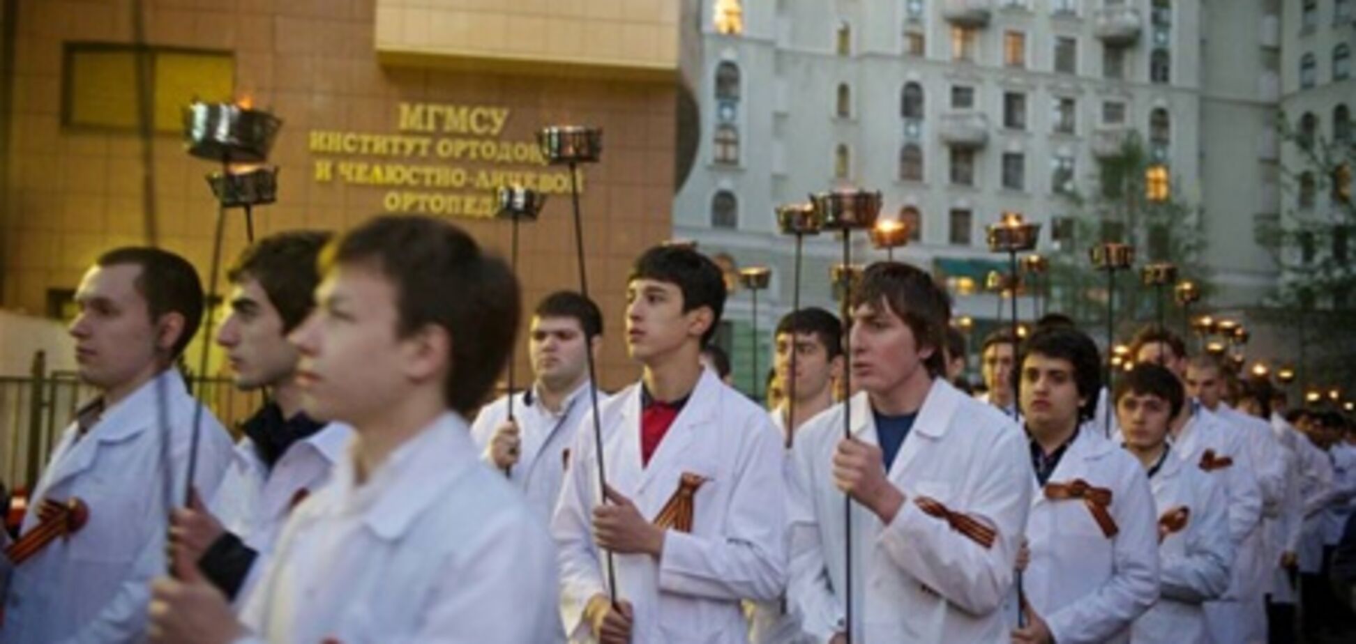 Факельное шествие в Москве сравнили с 'инаугурацией' Гитлера. Фото, видео