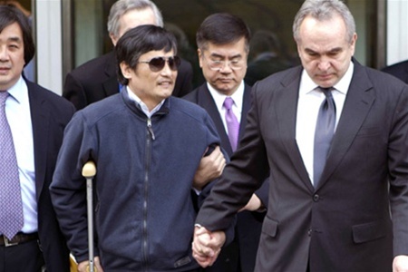 Китайские власти предложили слепому диссиденту 'выехать на учебу'