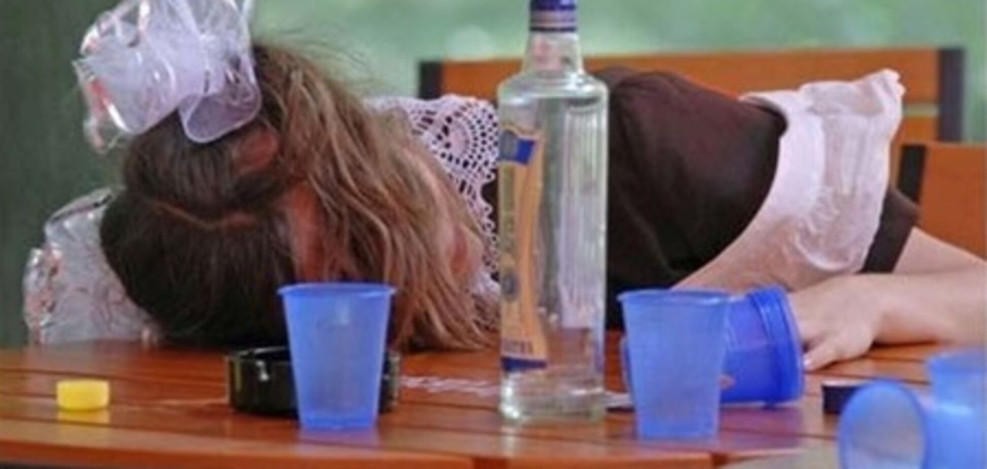 В стране ежемесячно аннулируют 100 лицензий за продажу подросткам алкоголя и табака