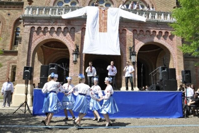 Черновицкий университет 'одели' в шестиметровую вышиванку. Фото