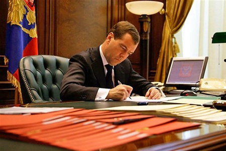 Медведев назначил новых главнокомандующих ВВС и ВМФ