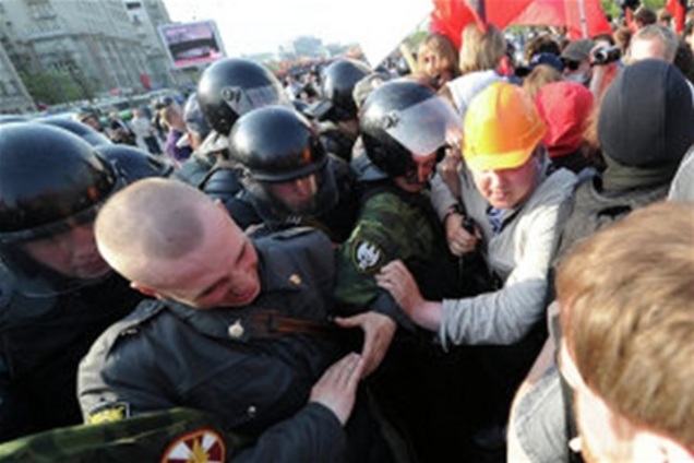 На Болотной площади задерживают митингующих, пытающихся прорвать оцепление