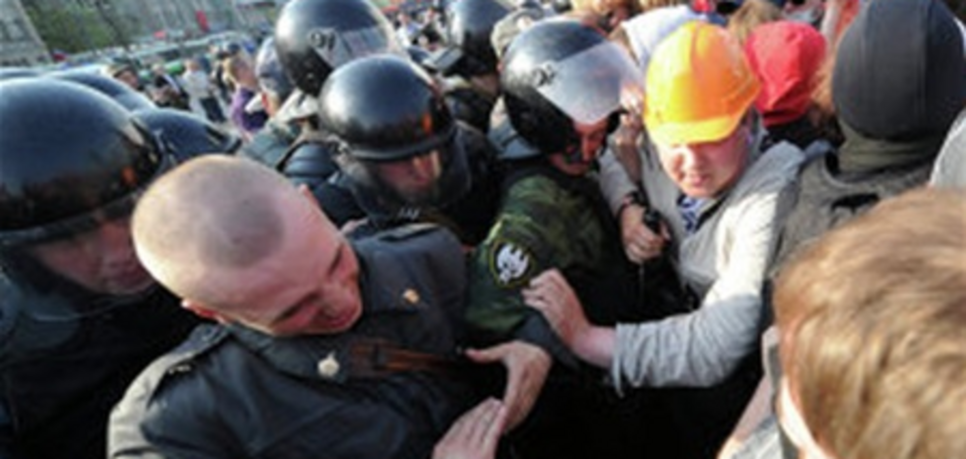 На Болотной площади задерживают митингующих, пытающихся прорвать оцепление