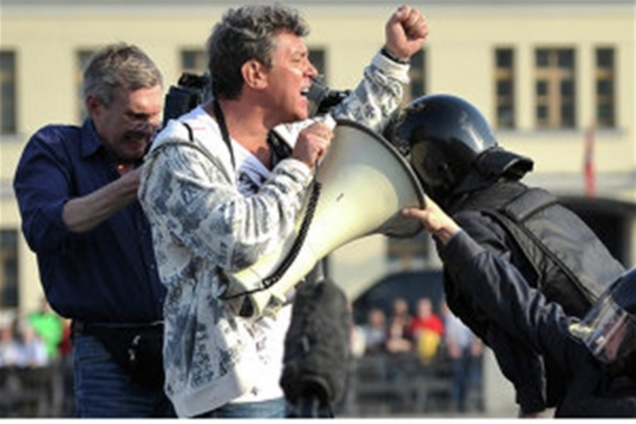 Лидеров оппозиции задержали на акции в Москве